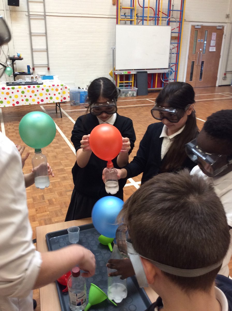 HandfordHallPS's tweet image. Year 5 students love science!