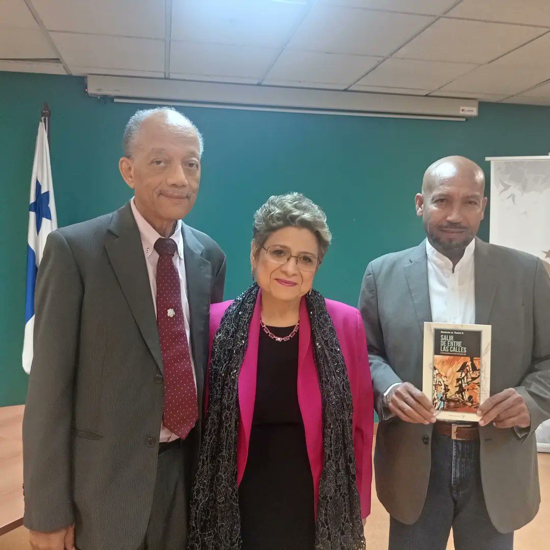 El profesor Modesto Tuñón F. presentó su primer libro de cuentos, "Salir de entre las calles", en la Biblioteca Nacional. 25 historias para ser leídas y disfrutadas de la A a la V. Familiares, colegas y amigos llenaron la sala para acompañar al periodista. Felicidades, papá.