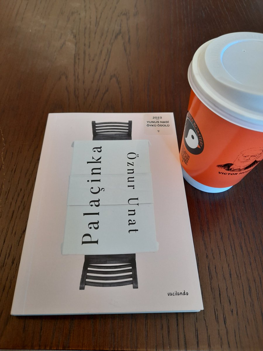 Hikayesi ve derdi olan, olgun ve ruhunuza işleyen öykülerden oluşan bir kitap Öznur Unat'ın Palaçinka'sı. Ben okumakta biraz geç kaldım ama sıcağı sıcağına tavsiye ediyorum. @kalemevi <a href="/VacilandoK/">Vacilando Kitap</a> #palaçinka #öznurunat #vacilandokitap #öykü