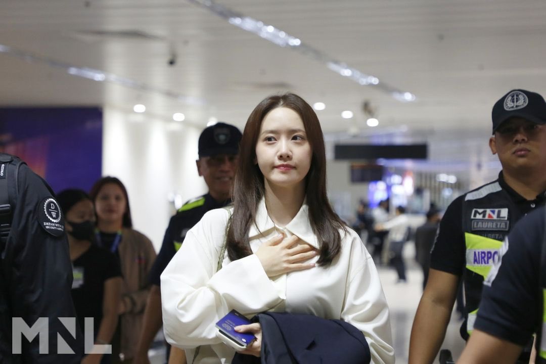 ABSCBNNews's tweet photo. LOOK: @GirlsGeneration member and “King the Land” star Yoona arrives in Manila for her fan meet, happening on March 1 at the SMX Convention Center. (📷: MIAA/Instagram) | via @jaehwabernardo  https://t.co/HtYD0gRPjn