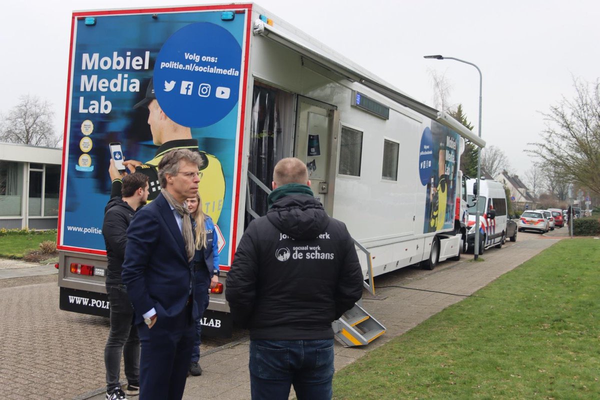 GemWkwartier's tweet image. Gisteren spraken wijkagenten, BOA's en jongerenwerkers van Sociaal Werk De Schans met inwoners van Leek onder andere over ondermijning. Dat deden zij bij het Mobiel Media Lab. Ook burgemeester @ArdvanderTuuk bracht een bezoek aan het lab en liet zich informeren over dit onderwerp