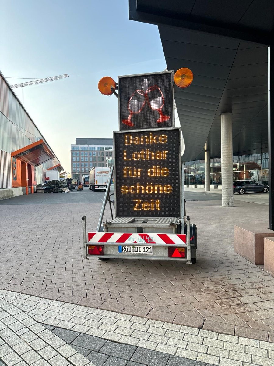 We say goodbye to a long-serving colleague going into retirement. 🥰 For many years, Lothar Dreißigacker kept an eye on the traffic at the exhibition centre, even during the most exciting phases. Of course, our traffic management will go on with a lot of heart and expertise. 🚦🚘