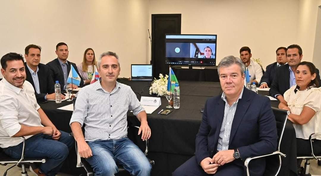 WebTribuno's tweet image. 🙌El ministro de #SantiagoDelEstero, Ángel Hugo Niccolai, junto a sus pares de casi la totalidad de las provincias argentinas, participó de una reunión convocada con el fin de analizar la situación social que atraviesan los #SectoresVulnerables 👇
tribunoweb.com.ar/ministros-de-d…