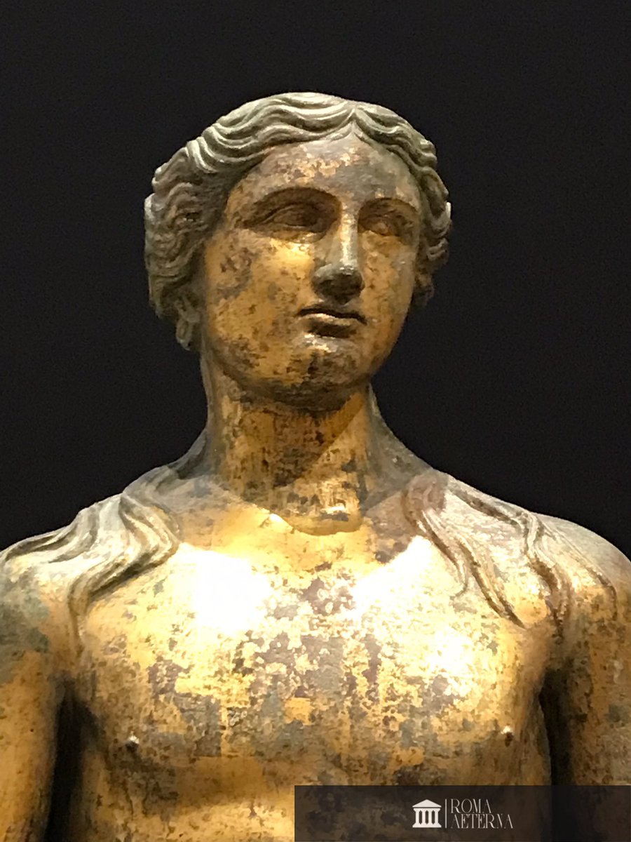Statue d’Apollon (IIIe s.) retrouvée à Lillebonne dans la Seine-Maritime près du théâtre en 1823. Appartenant aux collections du #Louvre, la sculpture a été présentée dans l’exposition « Rome : la cité et l’Empire » au @MuseeLouvreLens.