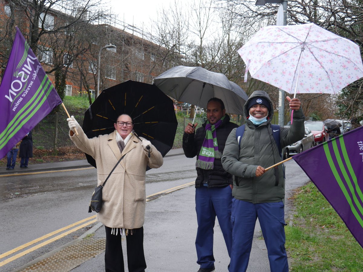 Raindrops keep falling on ISS's head, but our members at Prospect Park Hospital in Reading know how to stay dry! ☔️ Read more about their dispute here 👉 southeast.unison.org.uk/news/2024/02/a…