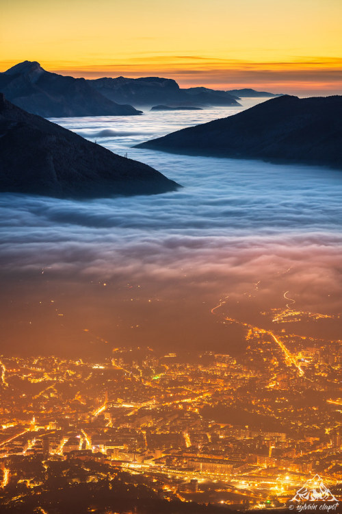 DSC_7621 by bit.ly/3zeVinG bit.ly/3SVy14Z #thingsdavidlikes chambéry, croixdunivolet, bauges, savoie, france, coucherdesoleil, sunset, brume, mist, fog, brouillard, merdenuage, pollutionlumineuse, ville, citynalpes, chartreusengranier, charvaz, dentduchat, la…