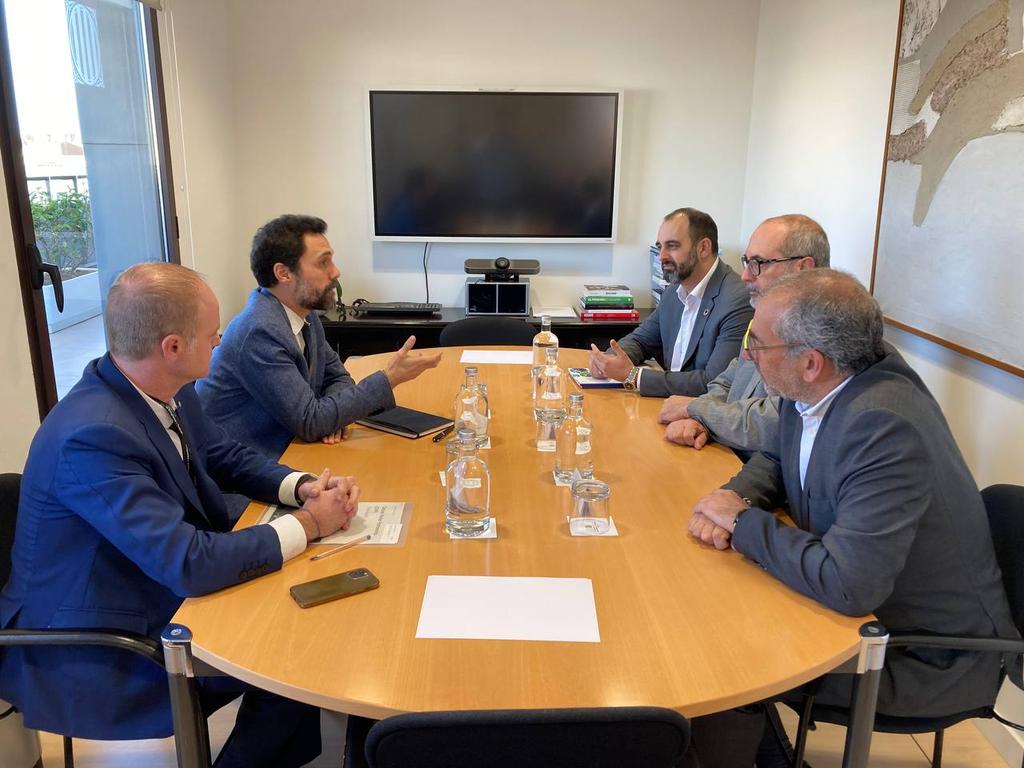 empresacat's tweet photo. El conseller @rogertorrent acompanyat del secretari @albertcaste s'ha reunit avui amb el clúster català de l’aigua @CatalanWaterP. Des del @govern treballem amb els agents implicats en l'ús sostenible de l'aigua per fer front la situació de sequera. https://t.co/yI2qBmPz88