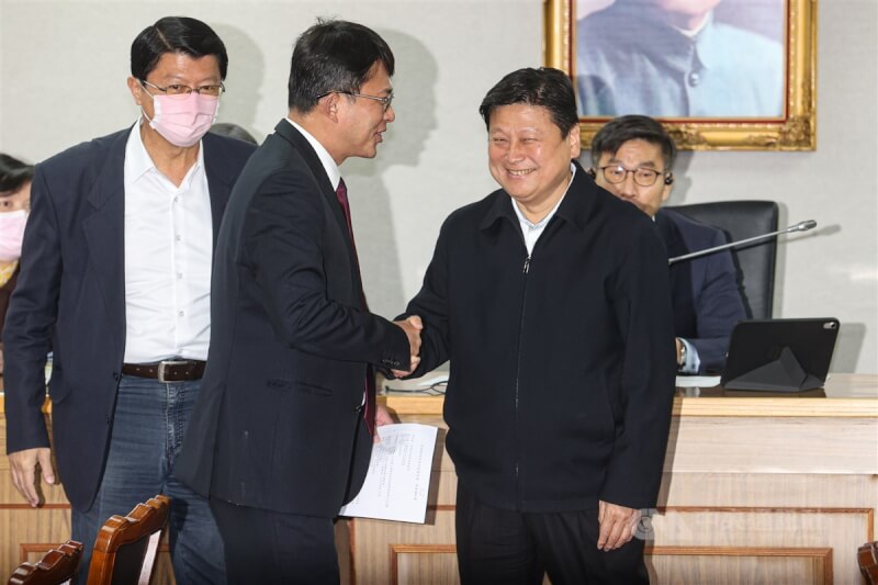 JamesHsiehtw's tweet photo. 黃國昌最讓我不能忍受的不是支持國民黨

而是民進黨一路幫他選上汐止，從０到時力大立委，還全黨幫你反罷免

他卻給了民進黨八年臭臉．給柯建銘與綠委八年小鞋穿，動則咆哮，直播公審，抹黑鬥臭

彷彿民進黨是他的殺父仇人

然後這次回到立院，每天對國民黨笑顏逐開，熱情擁抱，��飯喝酒，恭敬作揖，好像國民黨是他的千年知己，救命恩人

這個我真的受不了

太陽花反的就是國民黨，國民黨還曾經全黨運作罷免你

一個反國民黨太陽花戰神，反到最後變成笑抱恩客的舔藍顫神

賤