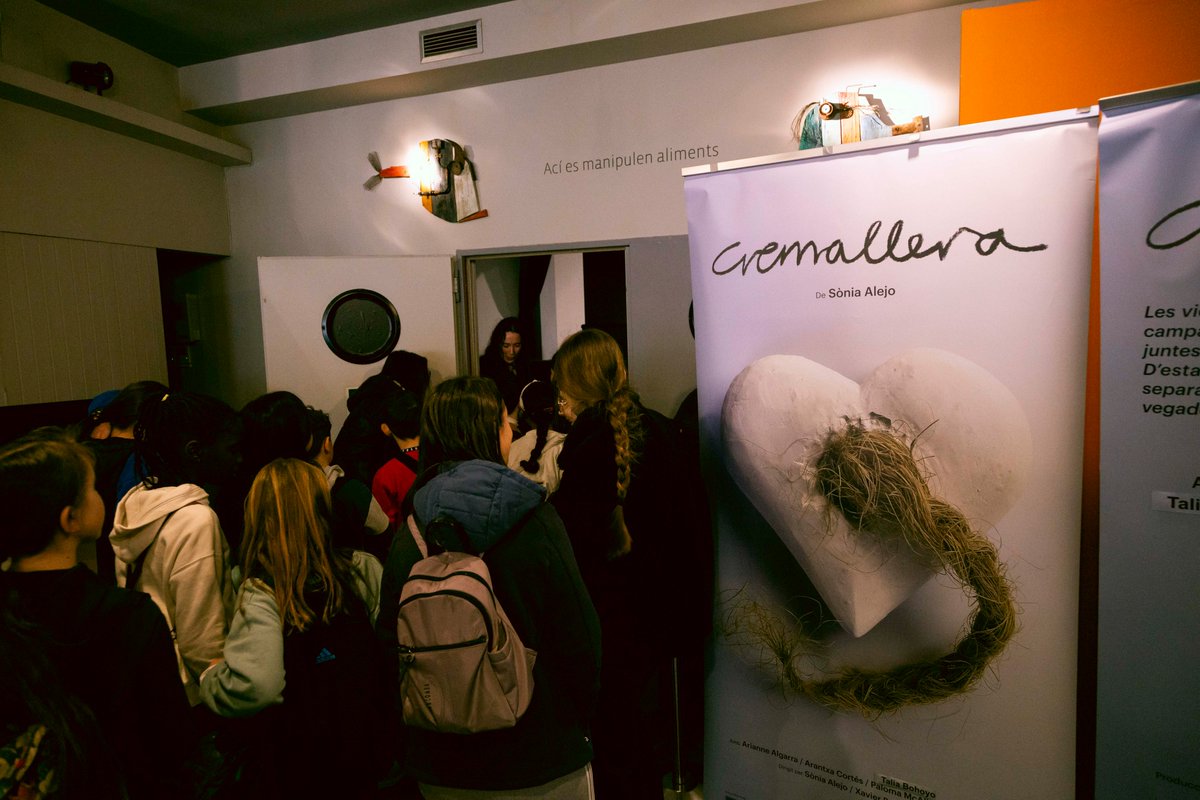 TeatreRavalG's tweet photo. Aquesta setmana, dins de la #CampanyaEscolar, hem tingut l'obra 'Cremallera', que retracta la situació dels #refugiats des de la mirada de tres xiquetes dins d'un campament. Està basada en el llibre de @SoniaAlejo1, una de les integrants de la cia #LaMedusa.
🎟️Enllaç en bio ⬆️ https://t.co/81wFXBUP2G