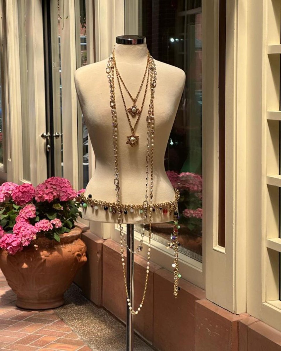 OnlyAuthentics's tweet image. Indulge in the allure of luxury. Only Authentics brings you the finest collection of Chanel pearls, gold link necklaces, vintage chokers, elegant earrings, and exquisite crystal bead necklaces.   #OnlyAuthentics #LuxuryLifestyle #ChanelGems