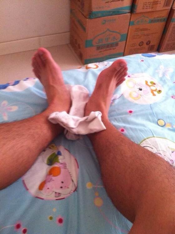 feetsize46's tweet photo. 11是暴能捂脚，这双三天就嘎嘎臭，可又喜欢这款喜欢的不行，算了换双鞋穿吧，肯定不是我的问题😅 https://t.co/i5PQAJEzdY