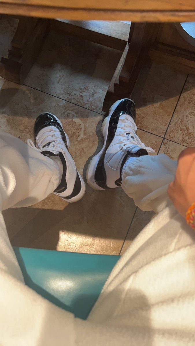 feetsize46's tweet photo. 11是暴能捂脚，这双三天就嘎嘎臭，可又喜欢这款喜欢的不行，算了换双鞋穿吧，肯定不是我的问题😅 https://t.co/i5PQAJEzdY