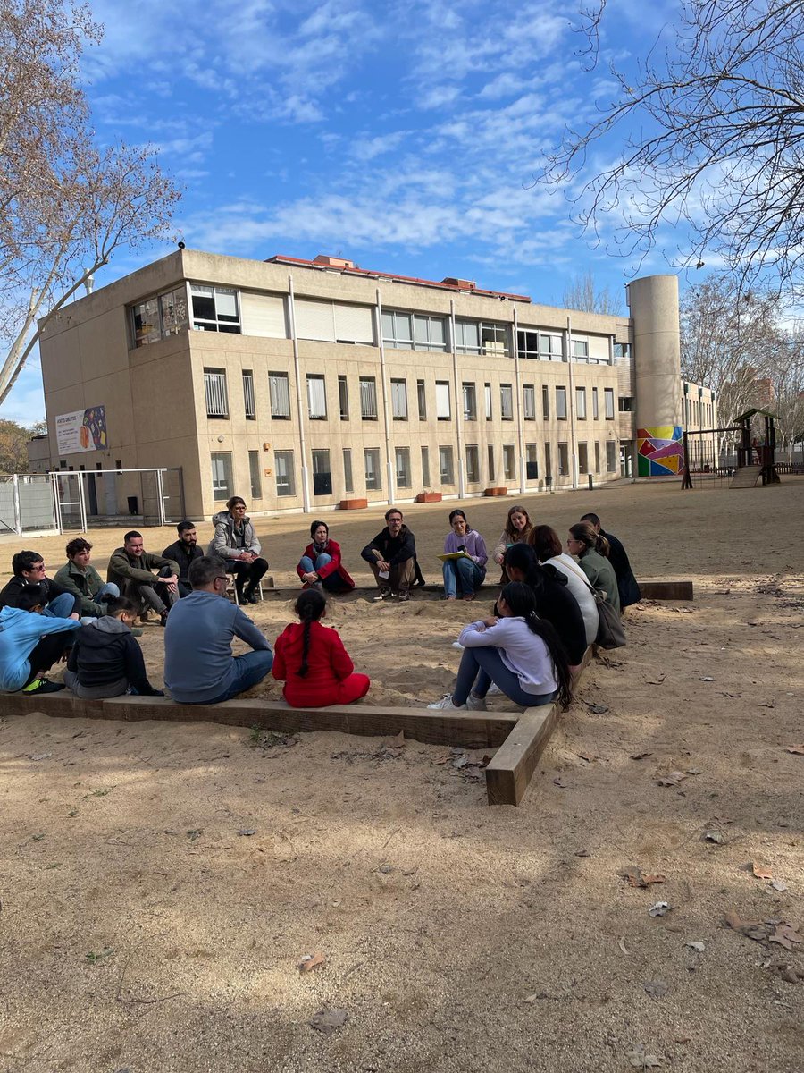 MediAmbientSAB's tweet photo. 🌳🌷Primera sessió d'acompanyament en el procés de renaturalització del pati de l'Escola Cascavell, en el marc del projecte Patis x Clima a càrrec de @elglobusvermell https://t.co/8rHLnkdfEh