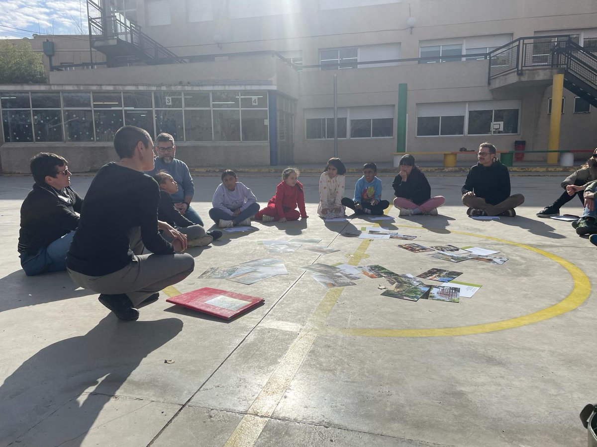 MediAmbientSAB's tweet photo. 🌳🌷Primera sessió d'acompanyament en el procés de renaturalització del pati de l'Escola Cascavell, en el marc del projecte Patis x Clima a càrrec de @elglobusvermell https://t.co/8rHLnkdfEh