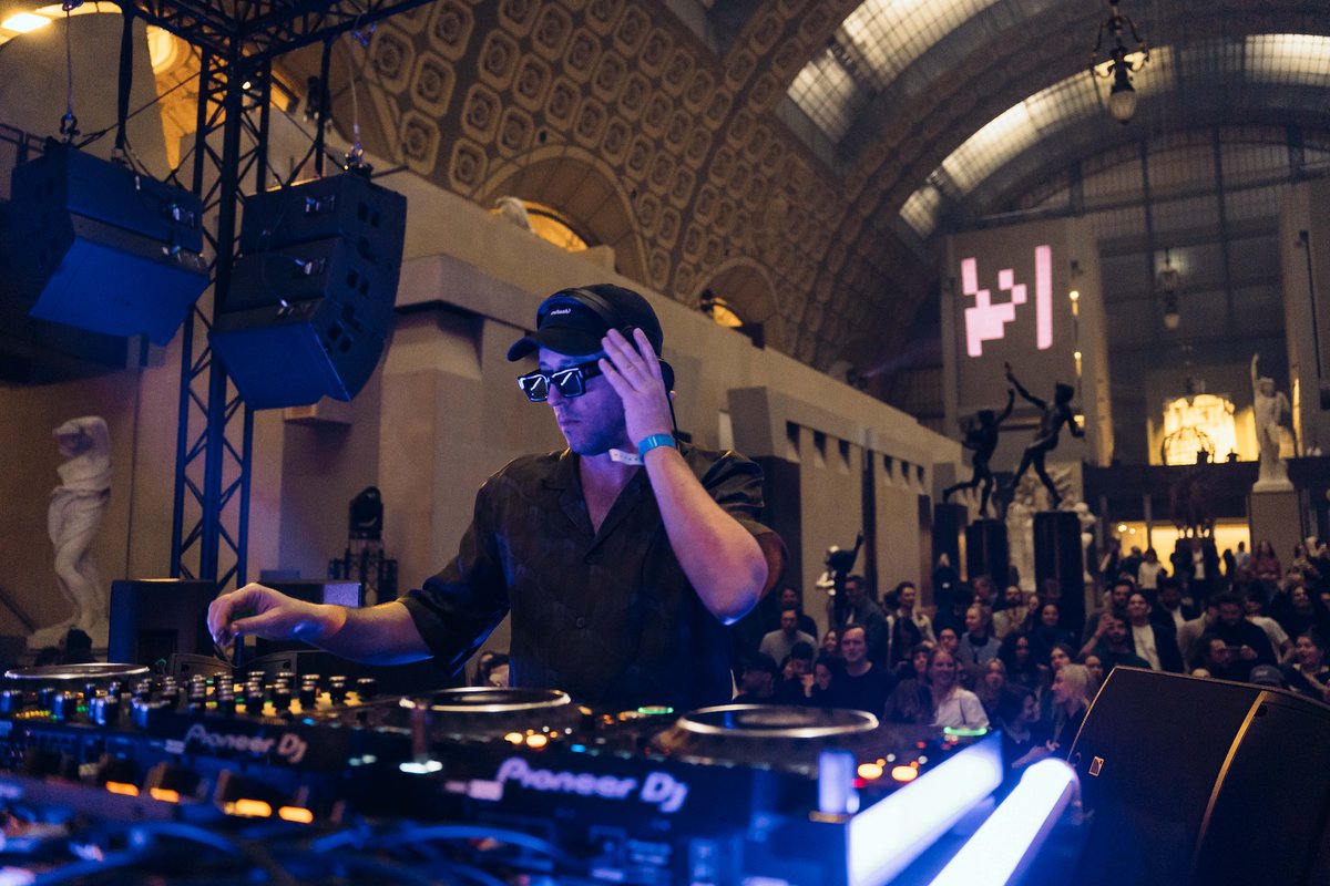 Today <a href="/agoriamusic/">{agoria}</a> and <a href="/MuseeOrsay/">Musée d'Orsay</a> will auction 5 1/1 artworks derived from the breathing of visitors to his “Le Code D’Orsay” exhibition 🇫🇷

We caught up with Agoria to discuss the historic first — and turning the museum into a rave during NFT Paris ⬇️
