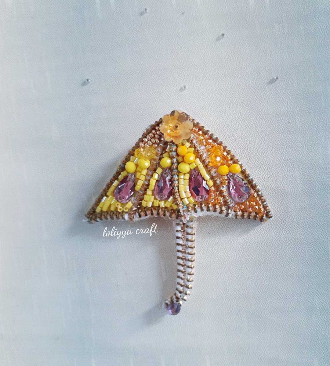 May we all have a strong umbrella to hold on a rainy day

#handmadebrooch