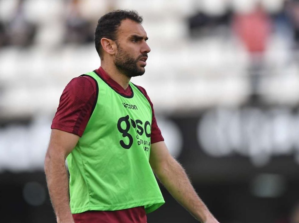 Salva_Casti's tweet photo. 🤕Se suman a las bajas de #AYLLON y #CELLOU por lesión.

⏯️El cartagenero #VERDÚ no se entrena aprovechando la sanción para darle DESCANSO a su rodilla, “lo hemos metido en ‘cloroformo’ esta semana para que regenere”. #FCC⚫️⚪️ https://t.co/jEiBgYydDO