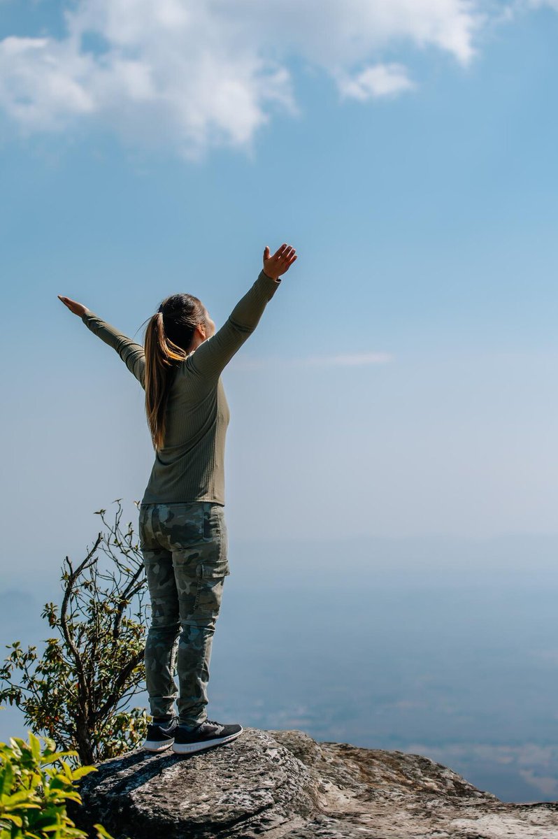Es muy sencillo, si pretendes volar tendrás que desprenderte de las cosas que te pesan. Buenos días 🙂 #FelizJueves #FelizJuevesATodos