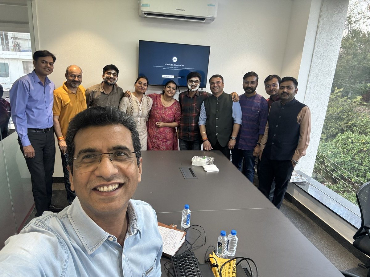 drbrajeshrajput's tweet photo. लो जी @VistaarNews का यूट्यूब चैनल VistaarNewsOfficial भी कुछ दिनों में ही एक हज़ार सब्सक्राइब से ऊपर निकल गया है तो सेलिब्ररेशन तो बनता है, @krpranjan @viewek27 को इस बेहतर काम की बधाई @gyanendrat1 @Shwetaraiii @amrit2tweet #VistaarNews https://t.co/P4HXFSHmaf