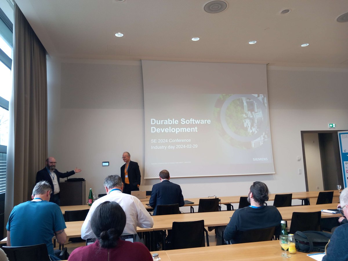 RickRabiser's tweet photo. Eindrücke vom @gi_seconf Industry Day an der @jkulinz #se24 #litCPSlab CC @cqse @Siemens @primetals @AZoitl @ElmarJuergens https://t.co/AvxUxw05Ma