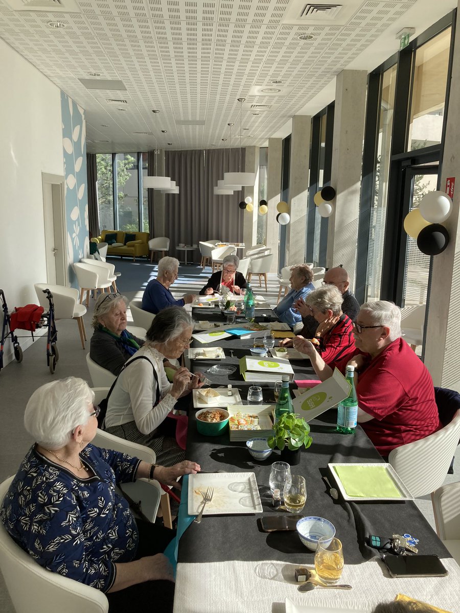 En février à PESSAC, pour le thème Saveurs d’Asie, un repas Japonais avec notre partenaire Eat Sushi 🍣, des sushis bien sûr, des yakitoris, des makis… et tous les résidents présents ont été conquis. Ils reviendront 😀#seniorialesPessac #bienviellir #vivreavecsontemps #EatSushi