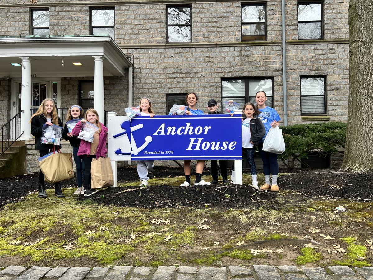 @HTSD_Langtree @WeAreHTSD The fifth graders completed their second service project.  They delivered their assembled hygiene kit to the Anchor House today.