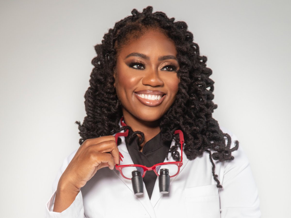 Meet Lattisha Bilbrew, M.D., a 2017 @UFortho fellowship alumna and author of “Yes, I Am the Surgeon: Lessons on Perseverance in a World That Tells You No,” who is redefining medical excellence and inspiring the next generation of women in medicine. go.ufl.edu/y6ey8lk 👩🏿‍⚕️🩻 🐊