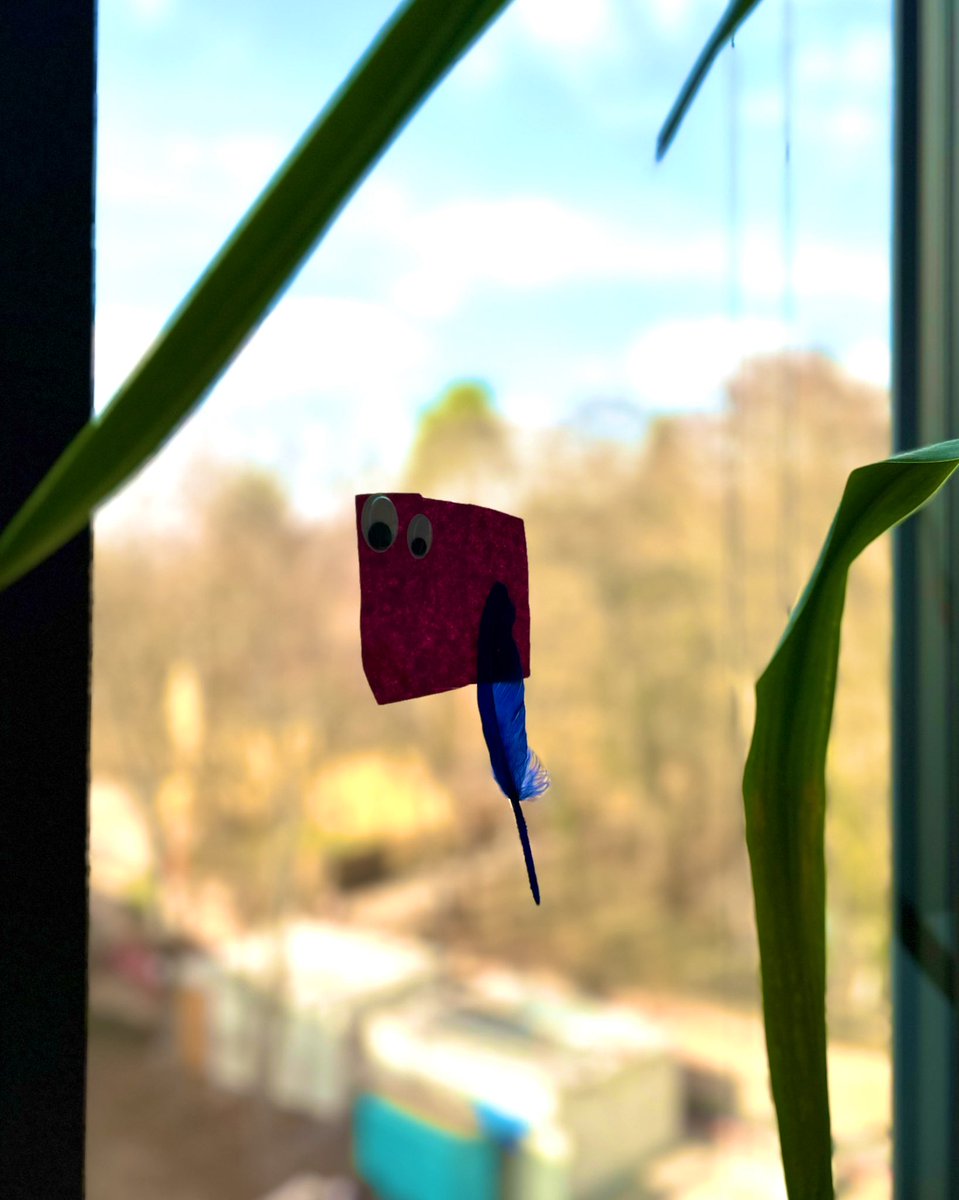 #RareDiseaseDay brought me a new friend to my office @WinnerLab. Thx to the kids who made those hummingbirds with @ZSEER6