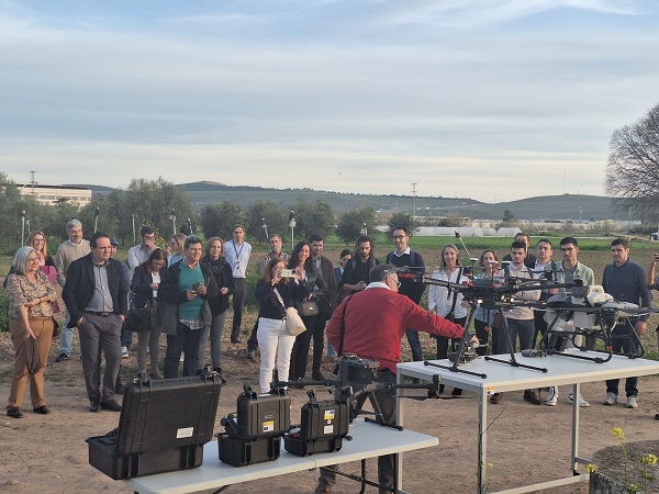 CuadernoAgrario's tweet image. 🟢@IfapaJunta inicia en #Córdoba un proyecto de #sensorización, #digitalización y aplicación de #drones en #agricultura🌱🛰️📲 

+INFO➡️cuadernoagrario.com/?p=55142