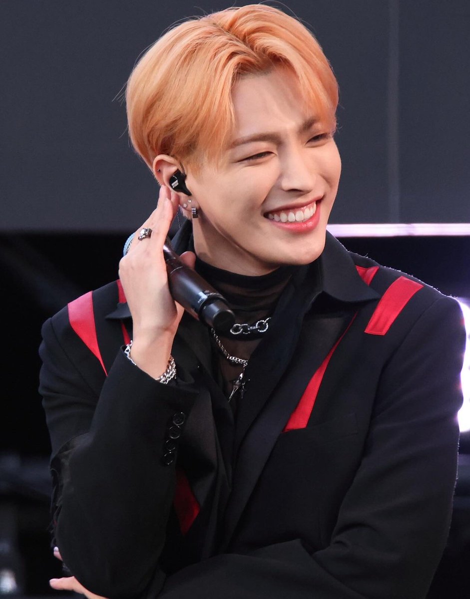 HONGFOLDER's tweet photo. Look at him!! https://t.co/IrCm9urBUy