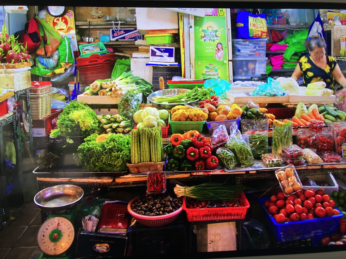 Poursuivons sur le thèmes « Saveurs d’Asie » avec Jean et encore une fois un magnifique voyage : Le Vietnam🇻🇳. Les résidents sont toujours plus nombreux à venir et à s’émerveiller des différentes cultures avec un maître de cérémonie waouh !!!