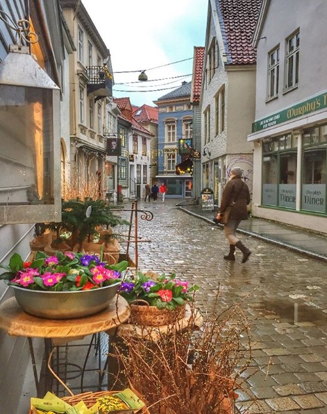 Even on a rainy day the streets of #Bergen will insert a splash of colour into your life 😍🌸 📷: instagram.com/herremoses/