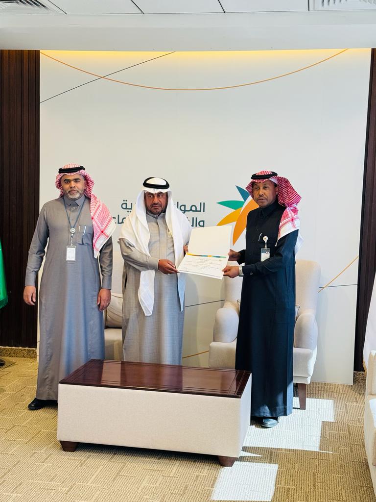 Balsamalula's tweet photo. في إطار التعاون المشترك بين صيدليات بلسم العلا وفرع وزارة الموارد البشرية والتنمية الاجتماعية
في مبادرة لتبقى سالما والتي تهدف إلى تثقيف العاملين بالمنشآت إلى أهمية الالتزام بمتطلبات السلامة والصحة المهنية داخل المنشآت.
تم تكريم صيدلياتنا ممثلة في رئيس مجلس إدارتنا الشيخ عبد الله محمد بن سهية البلوي نسأل الله أن ينفع بنا ونكون عند حسن الظن دائما 💚💙