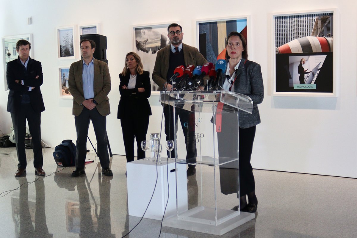 @mapfreFcultura <a href="/anasamoylova/">Anastasia Samoylova</a> <a href="/malaga/">Ciudad de Málaga</a> <a href="/culturamalaga/">Área Cultura y Patrimonio Histórico de Málaga</a> <a href="/fmapfre/">Fundación MAPFRE</a> La  muestra ha sido inaugurada por <a href="/victoriadelval/">Victoria</a>, responsable de exposiciones itinerantes de la <a href="/fmapfre/">Fundación MAPFRE</a> y comisaria de KBr Photo Award; José María Luna, director de la #ColecciónMuseoRuso; y José Carpio, director de la Dirección General Territorial Sur de <a href="/MAPFRE/">MAPFRE</a>.