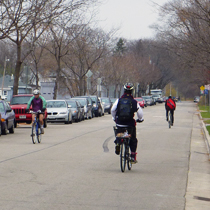 As the weather begins to warm, more people are getting out and finding alternative ways to go places.

Have you considered commuting by bicycle?

Get the scoop here:
cityofmadison.com/bikeMadison/ge…

#CommuteByBike #GetOutAndRide