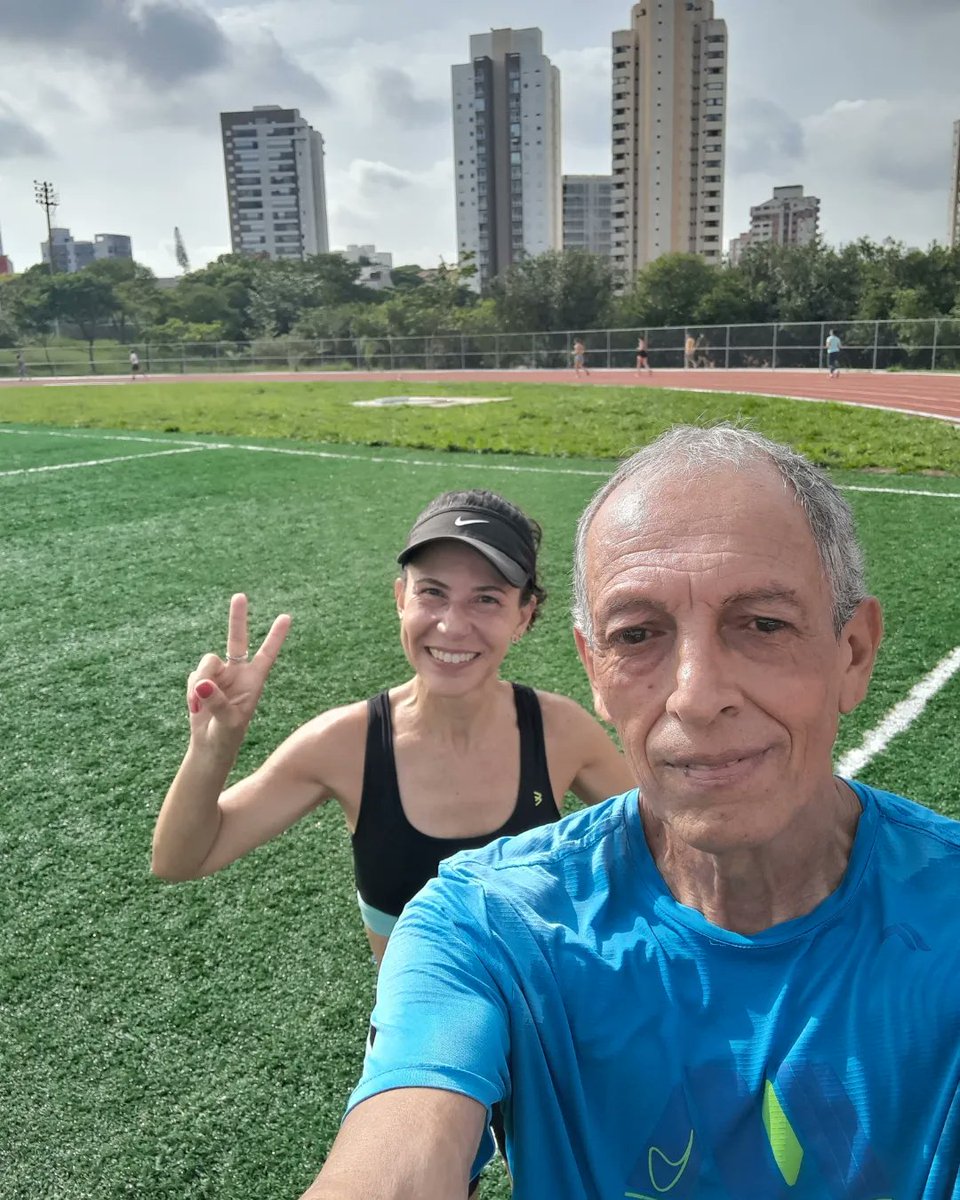 AdrianaBacic's tweet photo. Sabe aquela pessoa que tira o seu fôlego e te deixa de perna bamba? 🤭
Sim, o meu treinador faz isto com suas planilhas! 🤣

Hoje, foram:
2km aquecimento
4x1000km + pausa de 200m
2km desaquecimento

#corridaderua #atletismo #mulheresquecorrem #50mais #cinquentinha #marcorrer https://t.co/aRreOsRtAv