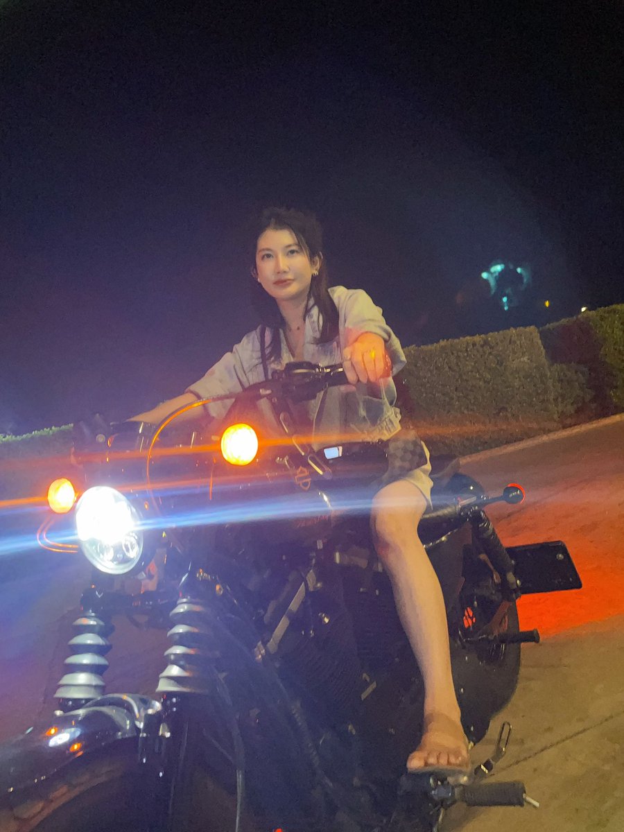 shell3303's tweet image. ไปกับป้าใหม ป้ามีแค่มอไซค์
กินข้าวกับพ่อแม่ และน้อง
#ขอแทร่