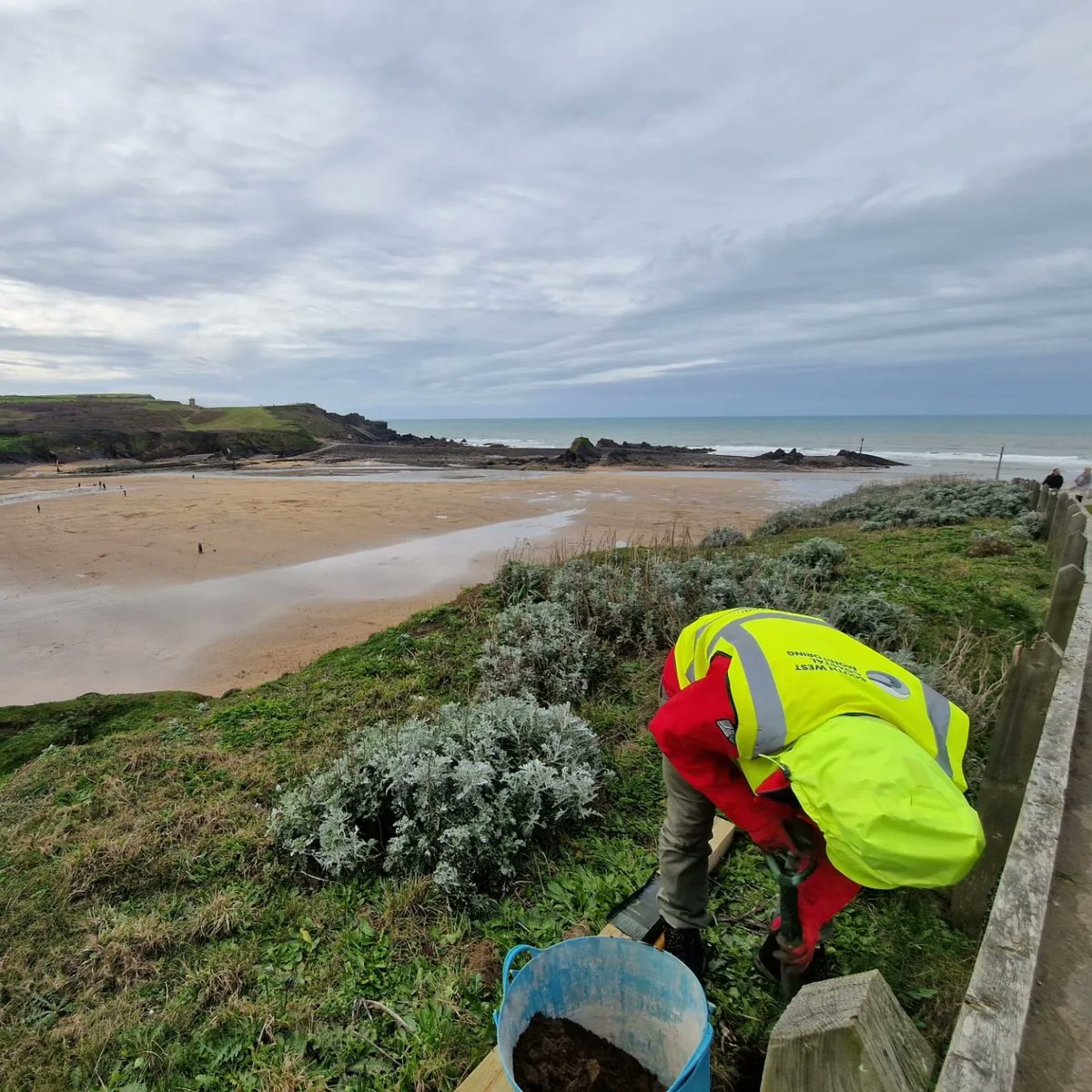 OfficialSWCM's tweet image. This week, the team has been installing/repairing more #CoastSnap sites as part of the @CornwallCouncil Making Space for Sand project. Have a look at our map on our website to find a site near you #coastalscience #communityengagement #communityscience 
southwest.coastalmonitoring.org/coastsnap-home/
