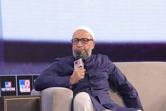 असदुद्दीन ओवैसी साहब की पार्टी AIMIM ने उत्तर प्रदेश में 7 लोकसभा सीटों पर चुनाव लड़ने का एलान कर दिया है। यह सीटें हैं

संभल
मुरादाबाद
अमरोहा 
मेरठ 
आजमगढ़
बदायूं
फिरोजाबाद 

यह सातों सीटें वह हैं जहां समाजवादी पार्टी के जीतने के आसार हैं और यहां मुस्लिम जनसंख्या अच्छी खासी है।