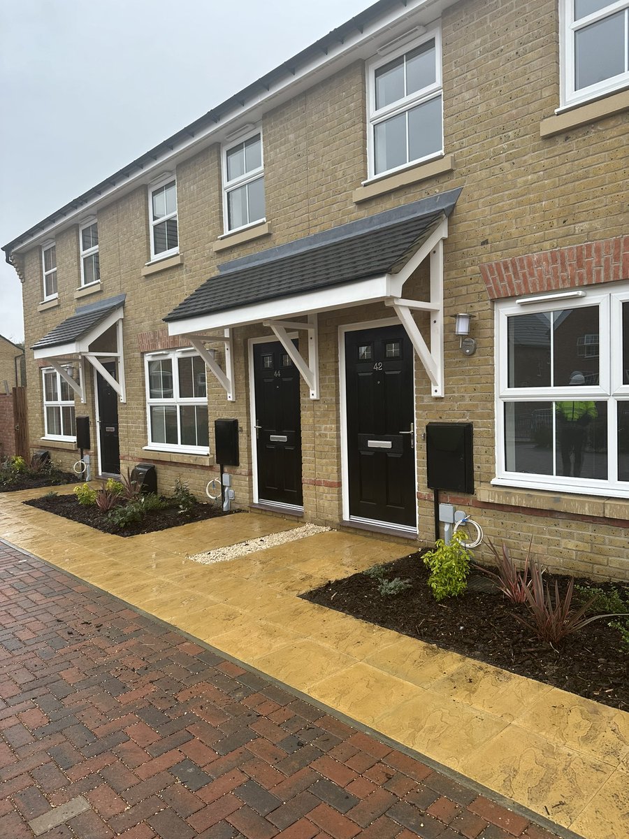 AnnetteW_Muir's tweet photo. 🏠Delighted to take handover of another 3 gorgeous homes at the lovely Hampton Beach development in Peterborough this morning - our residents will love these @MuirFury @SophWhitt @HomesByMuir @MuirDevelopment @MuirGroupHA 🏠 https://t.co/oj4Quqrg6p