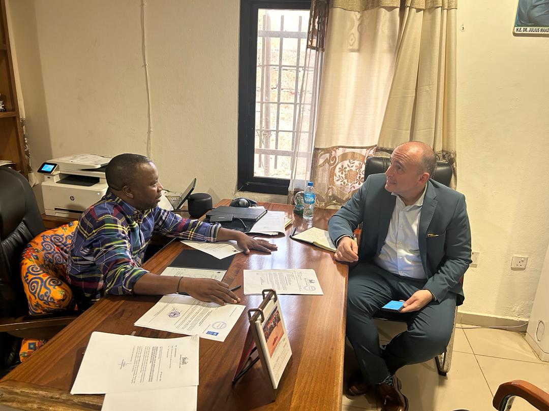 Productive talks with @IOMSierraLeone Country Manager @Christo25368370 focused on empowering youth and tackling migration issues. Emphasizing alternatives to illegal migration such as entrepreneurship and skills development. Prioritizing youth well-being. #YouthEmpowerment