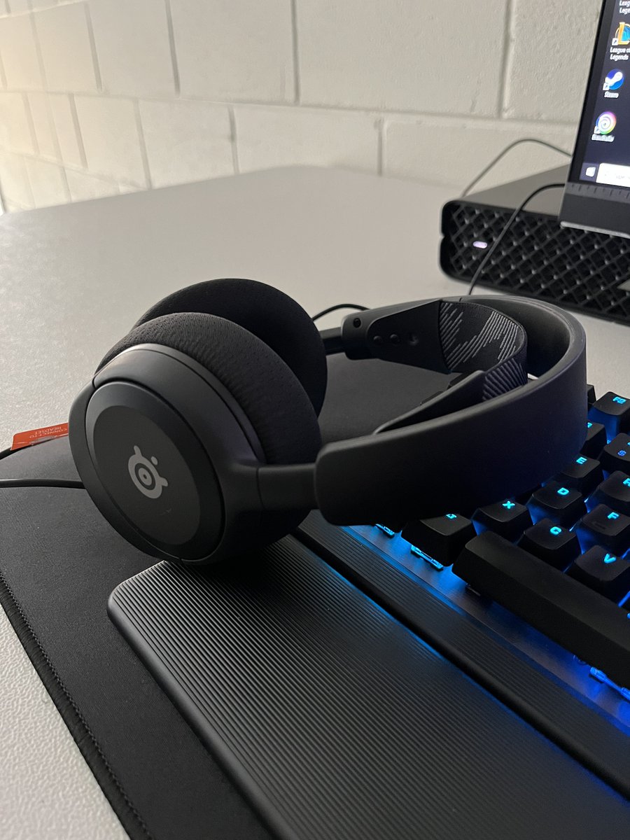 Cville_Esports's tweet image. Next on #hardwarecheck is our @SteelSeries Arctis Nova 1 headset! This is a wired headset that is excellent quality on a budget. Students love them so far. Hopefully we can upgrade to some SteelSeries wireless sets some day! #esports #gaming #TNesports