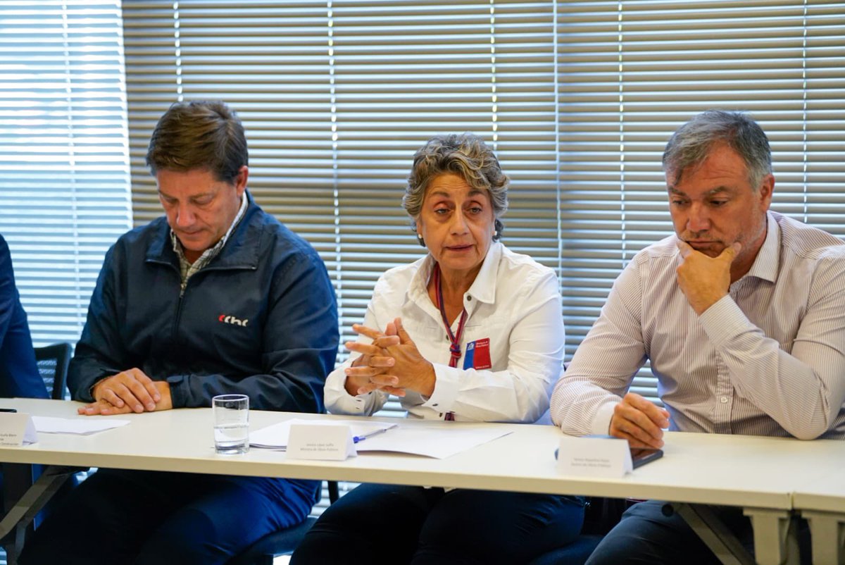 AHORA | La #CChC y el <a href="/mop_chile/">Ministerio de Obras Públicas🇨🇱</a> coordinan planificación para la #reconstrucción de las zonas afectadas por los #incendios en la #RegiónDeValparaíso. 
🏗️¡Como gremio estamos comprometidos con una respuesta eficaz y sensible a las necesidades locales! <a href="/jlopezsaffie/">Jessica López Saffie</a> <a href="/CChCValparaiso/">CChC Valparaíso</a>