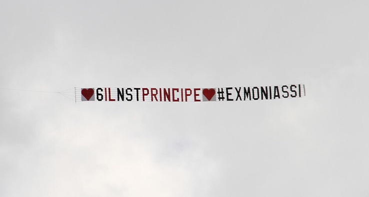 gf_forum's tweet photo. Uno striscione particolare per Massimiliano:
“❤️6 il nostro principe❤️ #exmoniassi”
#GrandeFratello https://t.co/xgS71cbFP4