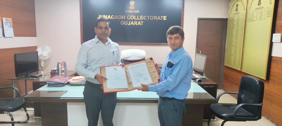 collectorjunag's tweet photo. હાજર રહેલ ઇન્ડસ્ટ્રીઝના પ્રતિનિધિઓને કામદારો / કર્મચારીઓની પેઇડ લીવ અંગે પ્રચાર-પ્રસાર કરવા તથા તમામ કામદારો મતદાનના આ પર્વમાં સહભાગી થાય તે અર્થે સમજૂત કરવામાં આવ્યા.(2/2)
@ECISVEEP @CEOGujarat 
@InfoGujarat @JunagadhGog https://t.co/sEXe1Xe1Rz