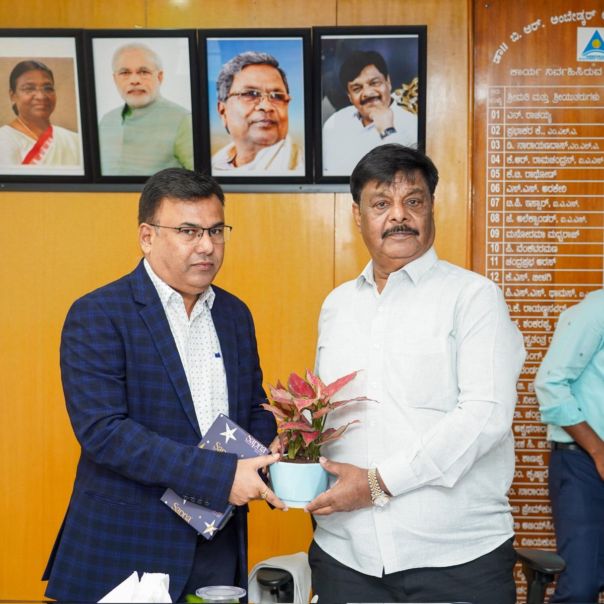 ಡಾ ಬಿ ಆರ್ ಅಂಬೇಡ್ಕರ್ ಅಭಿವೃದ್ಧಿ ನಿಗಮದ ಅಧಿಕಾರಿಗಳ ಸಭೆಯನ್ನು ನಡೆಸಿದ ಕ್ಷಣ