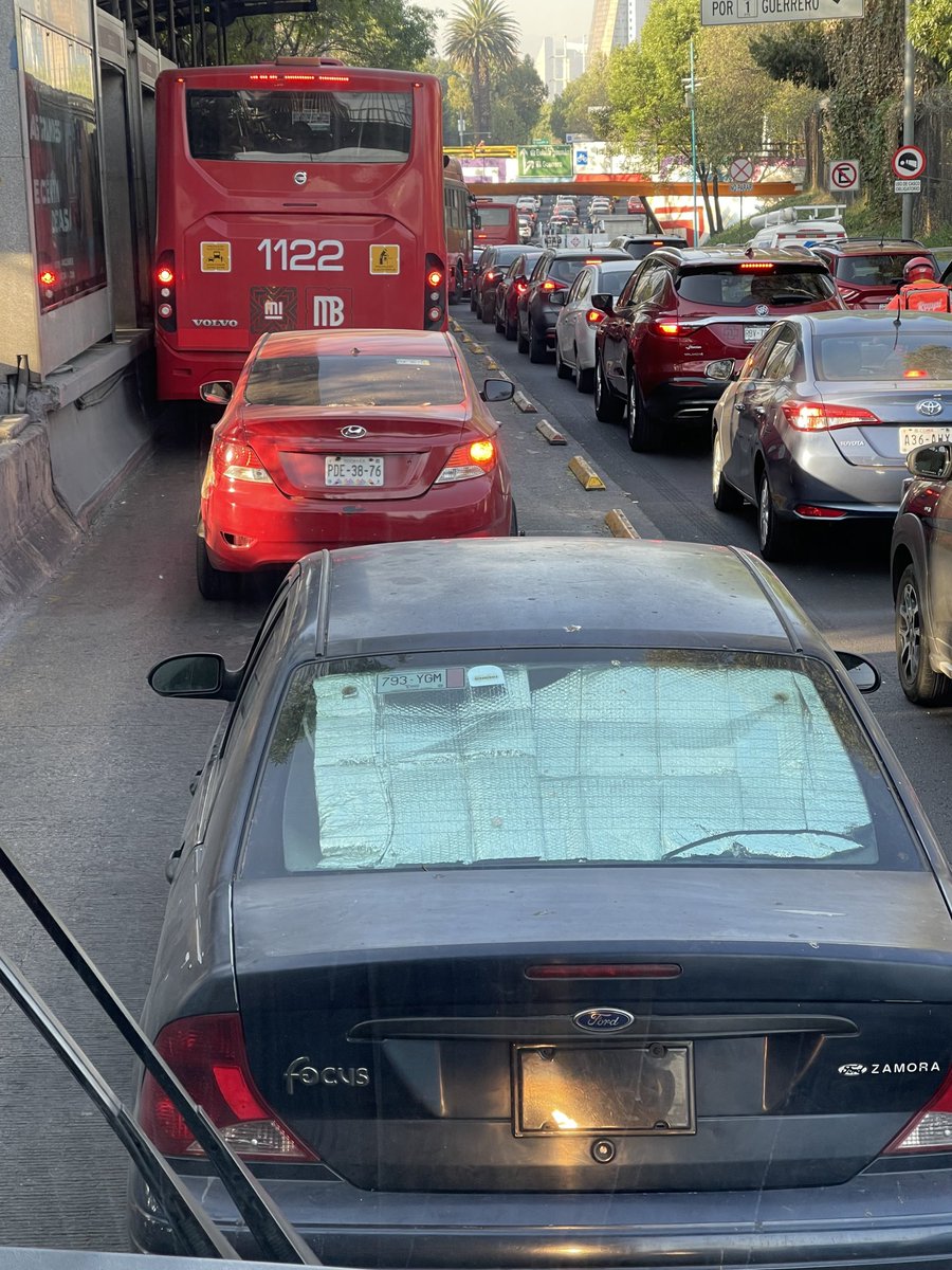 RoseMH15's tweet photo. Hoy fueron dos nacos en el ⁦@MetrobusCDMX⁩ de insurgentes https://t.co/1d55rVjq7x