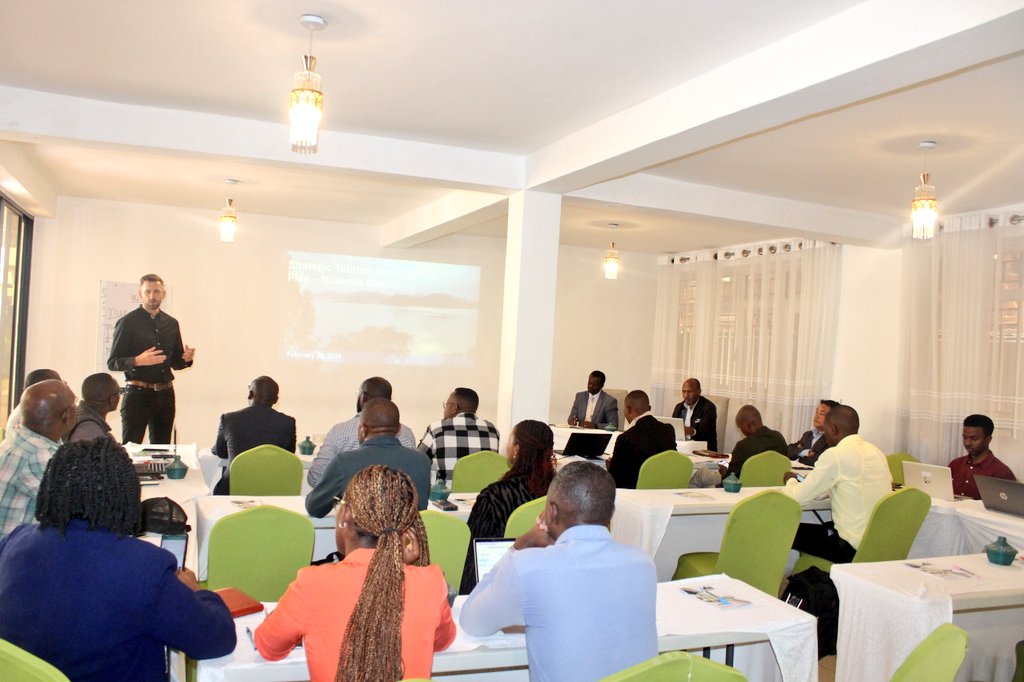 Hakozwe inama yabereye kuri #Virunga Hotel yitabiriwe n' Umunyamabanga Nshingwabikorwa w' Akarere <a href="/alex_kanayoge/">Alex Kanayoge</a> , <a href="/giz_rwanda/">GIZ Rwanda</a> bateye inkunga iyi nyigo, #Beed Management bayikoze , ibigo binyuranye bikora ibijyanye n' ubukerarugendo nka <a href="/VolcanoesPark/">Volcanoes Park</a> , <a href="/RwHospitality1/">Rwanda Hospitality Association</a> n' ibindi.