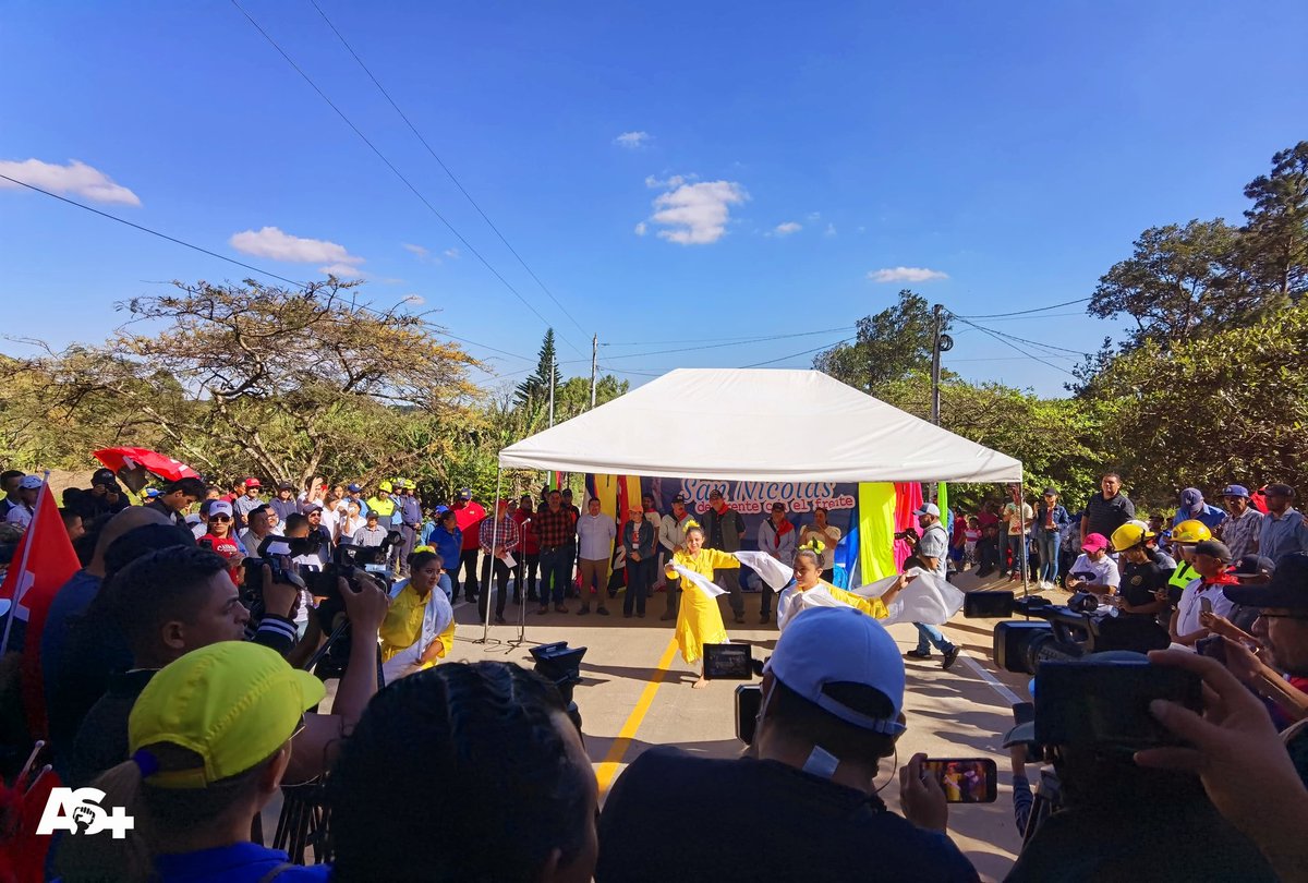 #Estelí|Se inauguraron dos kilómetros de concreto hidráulico en el tramo de carretera que conecta #SanNicolás con #LaEstanzuela, marcando un hito significativo en la mejora de la infraestructura vial de la región. 🛣🏍🏎

#AdelanteSiempre 
#4519LapatriaLaRevolución
