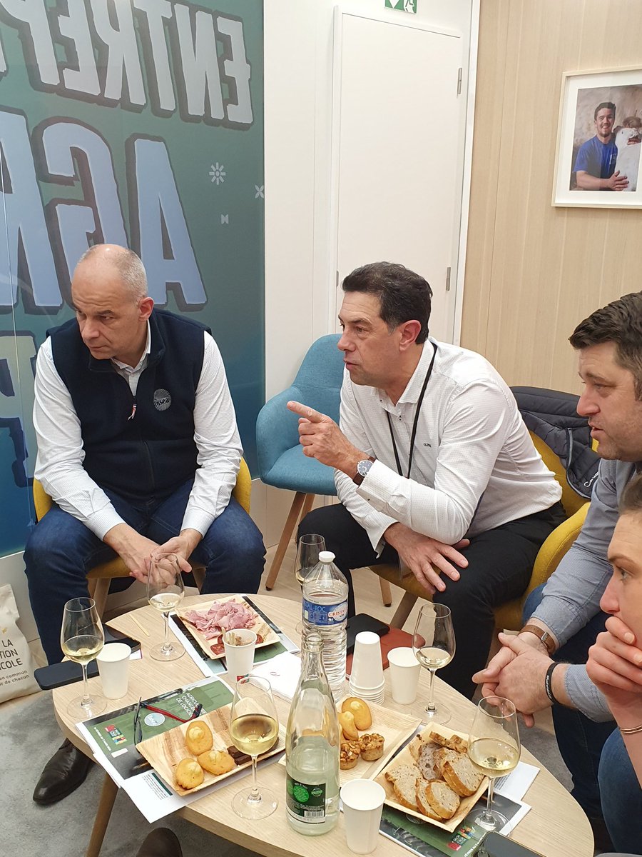 VigneronsCoop's tweet image. 🍇🍷🍾 Échanges avec la @FNSEA pour parler des spécificités #coops, de l&apos;#arrachage et de la #restructuration des #entreprises.

#SIA2024LCA #PlusFortsEnCoop